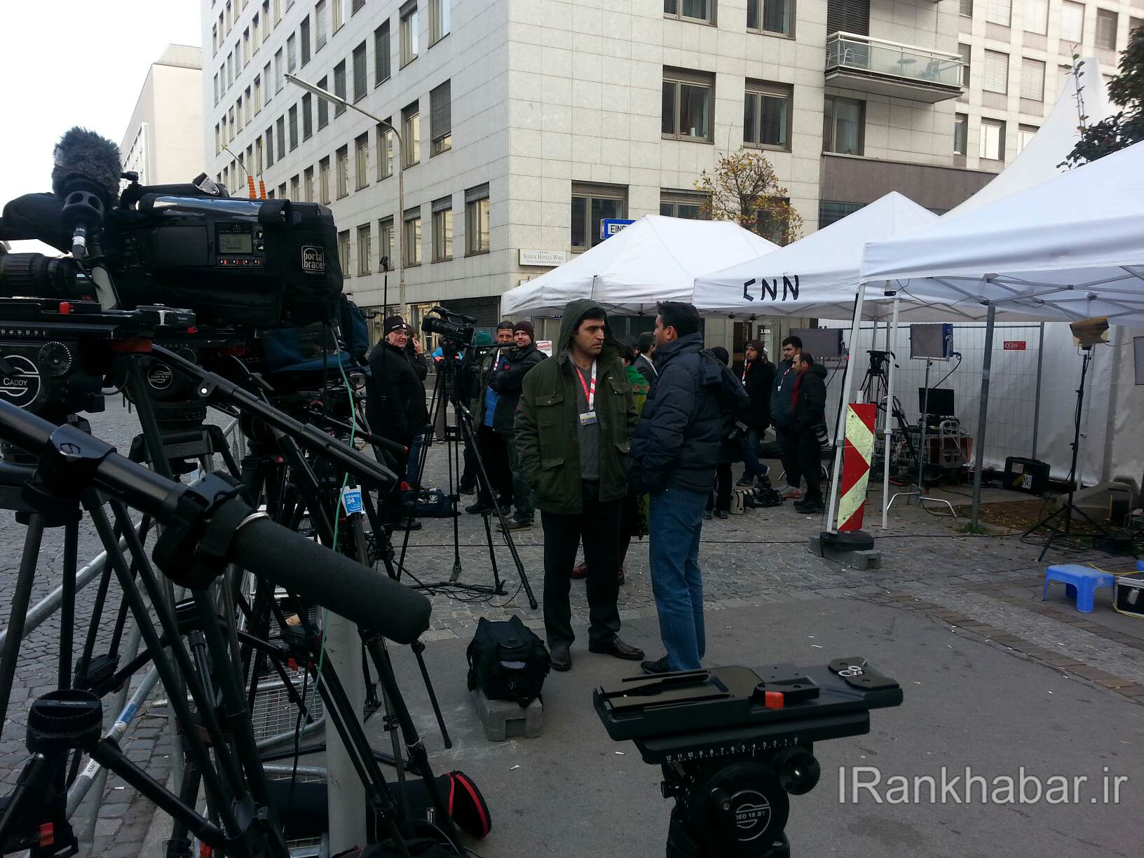 انتظار خبرنگاران مقابل هتل محل برگزاری مذاکرات هسته ای