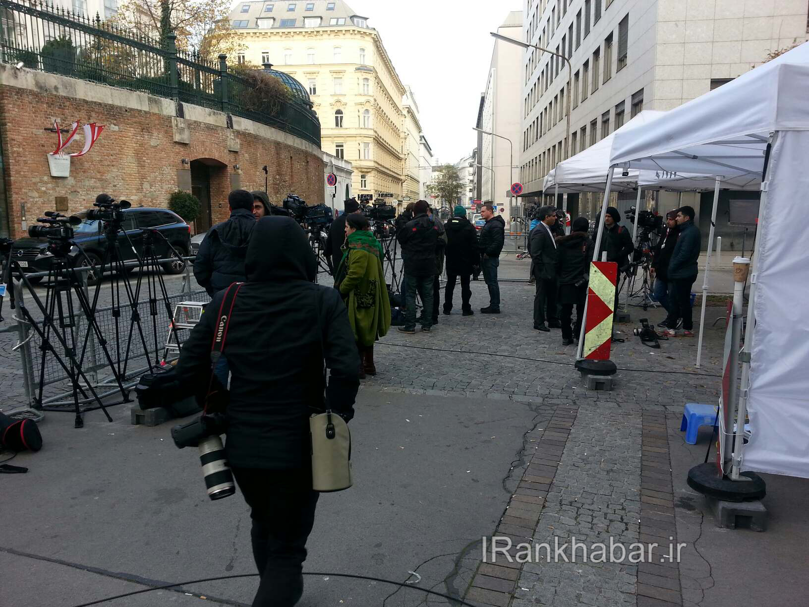 انتظار خبرنگاران مقابل هتل محل برگزاری مذاکرات هسته ای