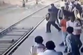 فیلم/ نجات کودک از روی ریل قطار