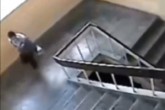 فیلم/لحظه سقوط دانش آموز از پله های مدرسه