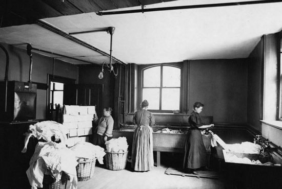 کار زنان در رختشوی‌خانه، سال 1905