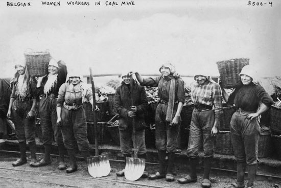 زنان کارگر که در معادن بلژیک کار می‌کنند، حدود 1915 میلادی