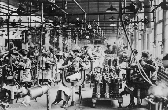 زنان در حال کار در کارخانه موتورسازی «لینگلن» در «دیترویت»