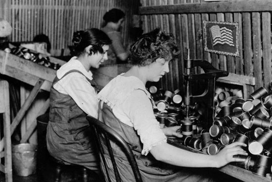 زنان در جریان جنگ جهانی اول در کارخانه مهمات‌سازی شیکاگو