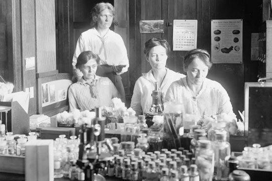 چهار تن از زنان دانشمند آمریکایی در آزمایشگاه