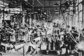 زنان در حال کار در کارخانه موتورسازی «لینگلن» در «دیترویت»