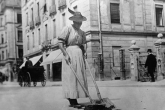 یک زن در حال جارو کردن خیابان در آلمان