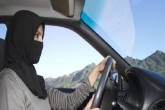 فیلم/ لایی کشیدن دختران سعودی با لباس مبدل!