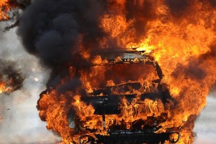 فیلم/تصادف آتشین پژو 405 و پراید در جاده سیرجان