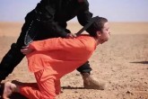 فیلم/ داعش سر 5 عراقی را بر روی نیزه ها قرار داد!