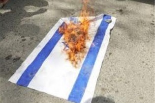 آسوشیتدپرس: مردم ایران پرچم اسرائیل را لگدمال کردند