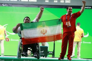 سیامند رحمان با ثبت رکورد 310 کیلوگرمی قهرمان شد