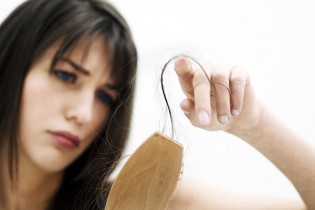 آشنایی با عواملی که باعث ریزش موی سر می شود