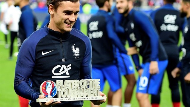 آنتوان گریزمان جایزه بهترین بازیکن یورو 2016 را پیش از دیدار برابر بلغارستان در مقدماتی جام جهانی دریافت کرد. فرانسه با چهار گل در این بازی پیروز شد. گریزمان یک برای تیمش به ثمر رساند.