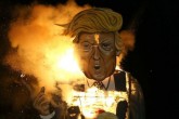 تصاویر/مجسمه ترامپ در انگلیس را آتش زدند