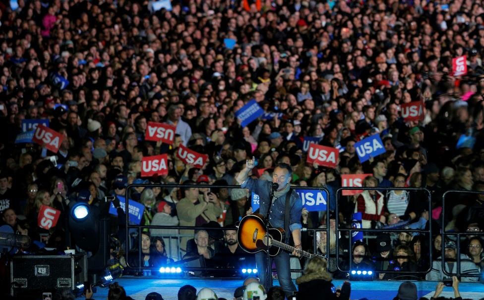 اجرای بروس اسپرینگستین خواننده و نوازنده آمریکایی در حمایت از کلینتون