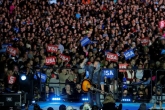 اجرای بروس اسپرینگستین خواننده و نوازنده آمریکایی در حمایت از کلینتون