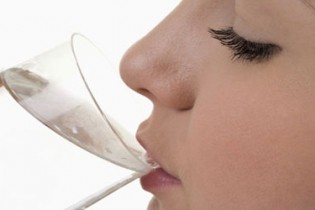 روش صحیح خوردن آب در طول شبانه روز