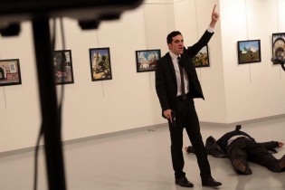 فیلم/ لحظه ترور سفیر روسیه در تركیه