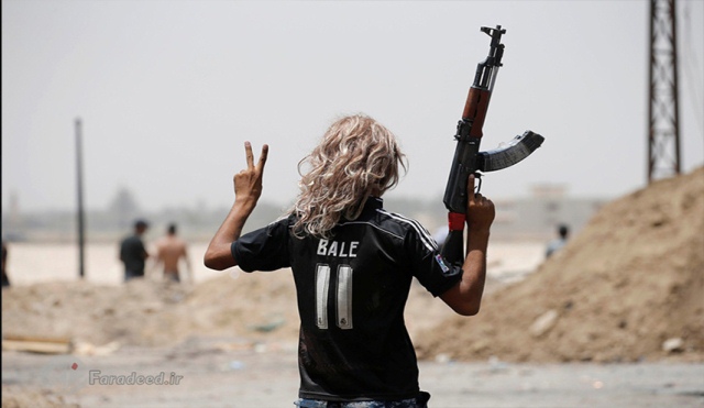 یکی از نیروهای عراقی با لباس بازیکن فوتبال "گرت بیل" در فلوجه، پس از آزادی این شهر از دست داعش. ژوئن 2016