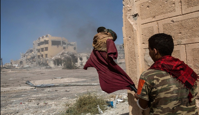 یک نظامی لیبیایی در صحنه نبرد با عناصر داعش برای پس گرفتن "سرت". سپتامبر 2016