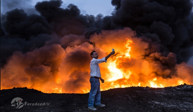 سلفی مرد عراقی با چاه نفت آتش گرفته در "القیاره" موصل. اکتبر 2016