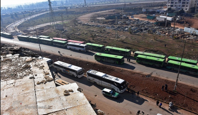 صف اتوبوس های سبز رنگ برای انتقال نیروهای معارض و تروریست از حلب سوریه. دسامبر 2016