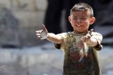 گریه کودک سوریه که برادرش را در حملات هوایی ادلب از دست داده است. ژوئن 2016