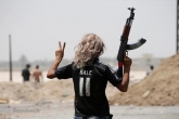 یکی از نیروهای عراقی با لباس بازیکن فوتبال 