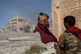 یک نظامی لیبیایی در صحنه نبرد با عناصر داعش برای پس گرفتن 