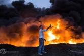 سلفی مرد عراقی با چاه نفت آتش گرفته در 