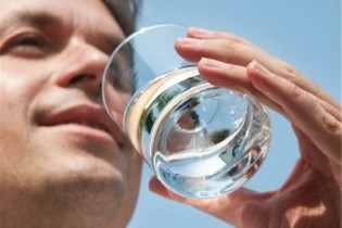 نوشیدن منظم آب گرم در بهبود گوارش موثر است