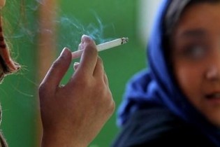 تمایل به سیگار کشیدن در دختران دانشجو افزایش یافته