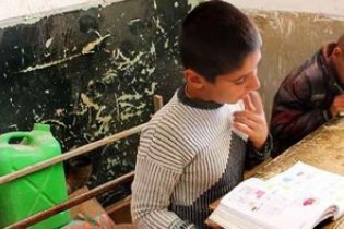 مدیر مدرسه ای در خراسان جنوبی نان خشک می فروشد تا هزینه مدرسه را تامین کند