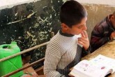 مدیر مدرسه ای در خراسان جنوبی نان خشک می فروشد تا هزینه مدرسه را تامین کند