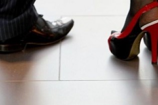 اجبار زنان کارمند انگلیس به پوشیدن کفش پاشنه‌بلند