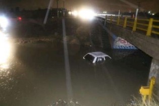5 سرنشین یک خودرو در سیلاب گرفتار شدند