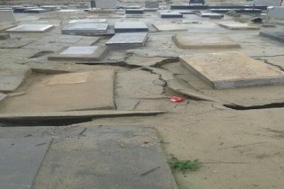 سیل قبرستان بوشهر را شکافت