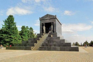 الگو برداری از پاسارگاد در ساخت بنای تاریخی بلگراد
