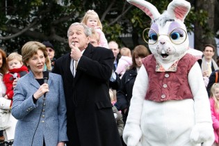 (عکس) سخنگوی کاخ سفید در لباس خرگوش!