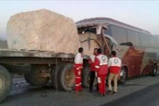 مرگ 2 نفر در تصادف زنجیره ای 30 خودرو در همدان
