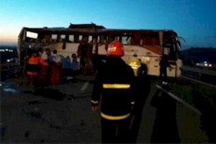 مرگبارترین تصادف سال نو/ چندین کشته و زخمی در واژگونی اتوبوس اتوبان قم