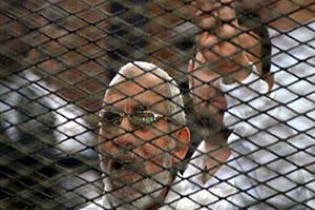 حُکم حبس رهبر اخوان المسلمین و پسر مُرسی لغو شد