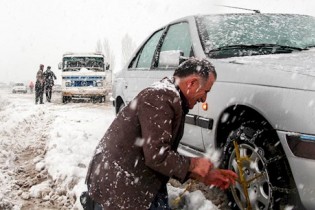 امدادرسانی به مسافران مانده در برف و کولاک در ۱۲ استان