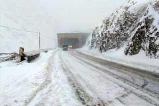 بارش برف و باران در جاده های ۱۴ استان/ ترافیک پرحجم در محور چالوس /بارش برف در محور هراز