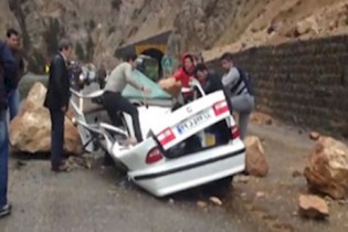 2 خودرو پژو و دنا زیر بارش سنگ له شدند/ جزئیات ریزش کوه هراز
