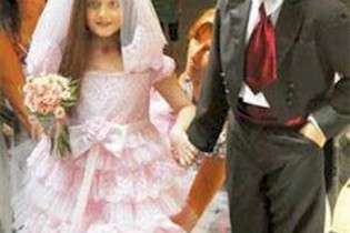تصویری غم انگیز‌ از ازدواج‌ زوج خردسال در لبنان + عکس