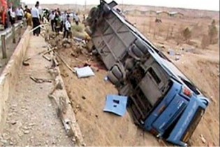 واژگونی اتوبوس در جاده شیراز با 8 مجروح