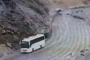 برخورد اتوبوس با کوه در جاده هراز