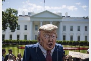 معترضان برکناری رئیس «اف‌بی‌آی» خواستار «استیضاح ترامپ» شدند